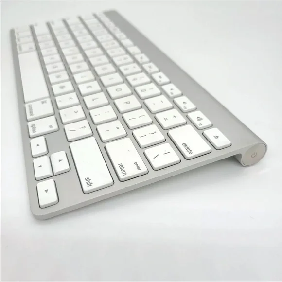 Apple Wireless Keyboard A1314 Battery Powered. Connect via Bluetooth. EUC - Picture 7 of 8